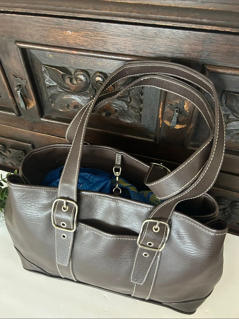 Classic Brown Leather Tote Bag with Contrasting Stitching